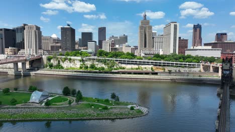 Aerial-shot-of-Mississippi-Riverfront-in-Saint-Paul
