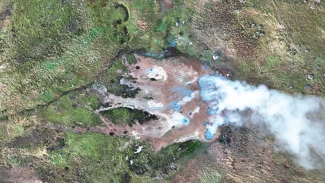 Dampf-Aus-Heißen-Quellen-Im-Geothermischen-Tal-Hverir-In-Hveragerdi,-Südisland---Luftaufnahme-Von-Oben-Nach-Unten