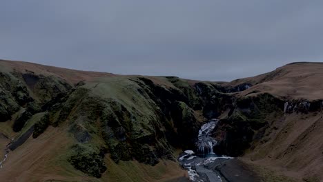 Malerische-Landschaft-Des-Stjórnarfoss-Wasserfalls-In-Island---Drohnenaufnahme