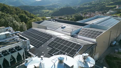 Fábrica-Industrial-Con-Paneles-Solares-De-Energía-Renovable-En-El-Techo.