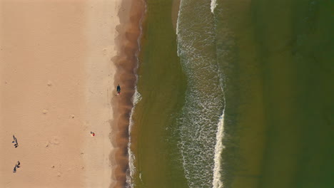 Aerial-view-of-ocean-waves-coming-to-the-beach-at-sunny-day