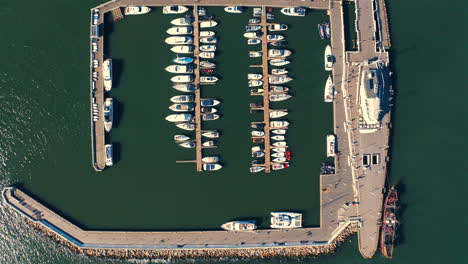 Drohnenansicht-Von-Oben-Auf-Den-Yachthafen-Mit-Luxuriösen-Yachten-Und-Motorbooten