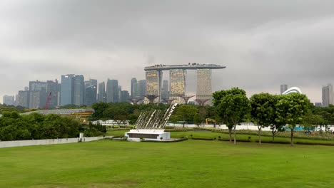 Daytime-footage-from-Singapore-Harbor-showcasing-Marina-Bay-Sands,-Gardens-by-the-Bay,-Avatar-like-trees,-and-Singapore's-skyline-on-the-left