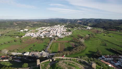 Pueblo-De-Aljezur-En-Medio-De-Campos-Verdes,-Algarve---Vista-Aérea