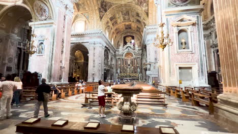 El-Ornamentado-Interior-De-La-Catedral-De-Nápoles,-Con-Los-Visitantes-Admirando-Su-Arte-Barroco.