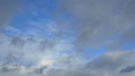 Zeitrafferaufnahme-Von-Sich-Schnell-Bewegenden-Wolken-Mit-Blick-Auf-Den-Blauen-Himmel