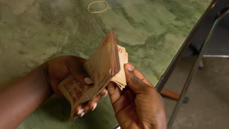 Nahaufnahme-Von-Schwarzen-Weiblichen-Afrikanischen-Händen,-Die-Banknoten-Zählen,-Ghanaische-Cedi-Währung-Der-Republik-Ghana