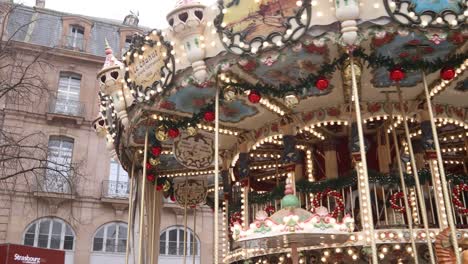 Carrusel-Tradicional-Festivo-Dando-Vueltas-En-Un-Mercado-Navideño-Festivo-En-Estrasburgo,-Francia,-Europa