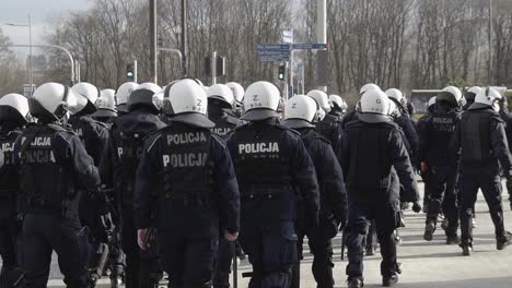 Gehende-Bewaffnete-Polizisten-Beim-Protest-In-Warschau