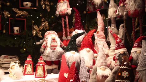 Compras-Navideñas-Para-Lindas-Decoraciones-De-Elfos-En-El-Festivo-Mercado-Navideño-En-Estrasburgo,-Francia,-Europa