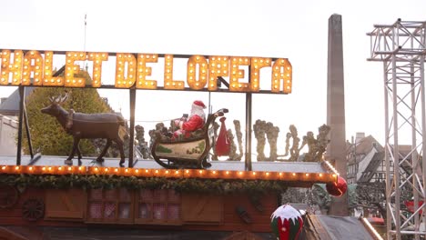 Der-Weihnachtsmann-Fährt-Mit-Seinem-Schlitten-Mit-Leuchtreklamen-Auf-Dem-Festlichen-Weihnachtsmarkt-In-Straßburg,-Frankreich,-Europa