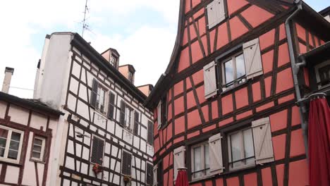 Rote-Und-Weiße-Klassische-Elsass-Häuser-In-Straßburg,-Frankreich,-Europa