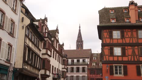 Vista-De-La-Catedral-De-Estrasburgo-Sobre-La-Clásica-Y-Colorida-Arquitectura-De-Alsacia,-Mercado-Festivo-De-Navidad-En-Estrasburgo,-Francia,-Europa