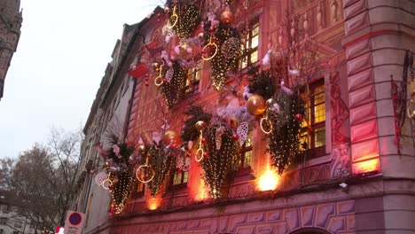 Aufwändige-Schöne-Weihnachtsdekorationen-Auf-Einem-Schaufenster-Auf-Dem-Festlichen-Weihnachtsmarkt-In-Straßburg,-Frankreich,-Europa