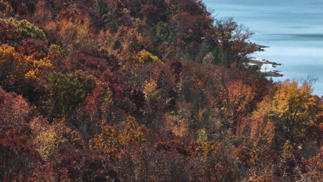 Herbstwald-In-Der-Nähe-Von-Seenlandschaft---Lake-Fort-Smith-State-Park-In-Arkansas,-Vereinigte-Staaten---Drohnenaufnahme