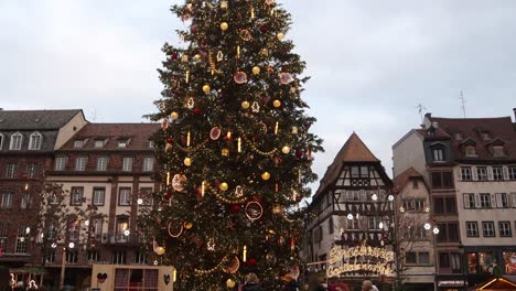 Riesiger-Weihnachtsbaum-Thront-über-Einem-Stadtplatz-Auf-Dem-Festlichen-Weihnachtsmarkt-In-Straßburg,-Frankreich,-Europa