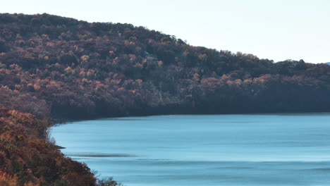 Ruhiges-Wasser-Des-Lake-Fort-Smith-In-Arkansas,-Vereinigte-Staaten-Im-Herbst---Drohnenaufnahme