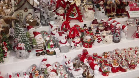Einkaufen-Für-Weihnachtskugeln-Auf-Einem-Festlichen-Weihnachtsmarkt-In-Straßburg,-Frankreich,-Europa