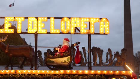 Der-Weihnachtsmann-Fährt-Mit-Seinem-Schlitten-Auf-Einem-Dach-Auf-Einem-Festlichen-Weihnachtsmarkt-In-Straßburg,-Frankreich,-Europa