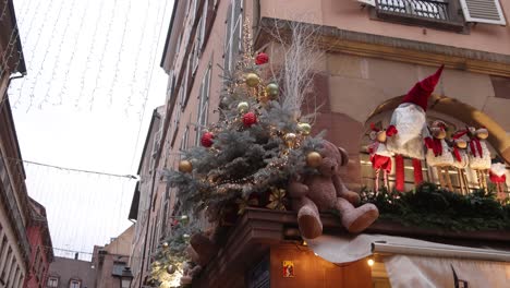 Árboles-De-Navidad-Y-Adornos-Encima-De-Una-Tienda-Europea-En-El-Festivo-Mercado-De-Navidad-En-Estrasburgo,-Francia,-Europa