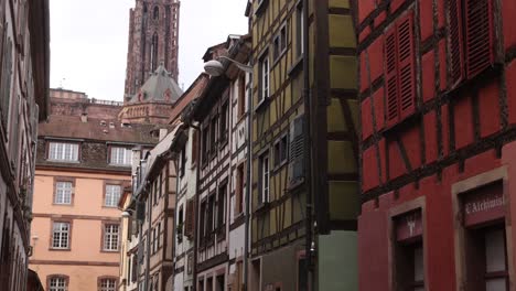 Catedral-De-Estrasburgo-Vista-Desde-Un-Callejón-Instrabourg-Francia-Región-De-Alsacia-En-Europa