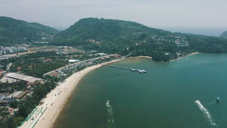 Impresionantes-Imágenes-De-Drones-De-La-Ciudad-De-Patong-Y-La-Playa-De-Patong-En-Phuket,-Tailandia