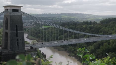 Vehicles-passing-over-the-Clifton-Suspension-Bridge-on-a-cloudy-day,-Bristol,-England