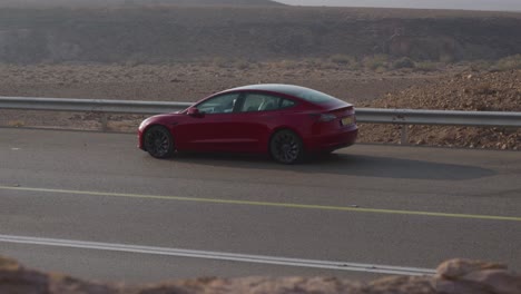 Un-Auto-Rojo-Al-Costado-De-La-Carretera-En-El-Desierto