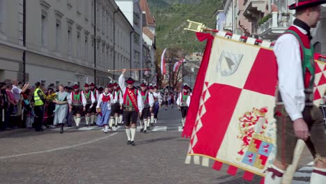 La-Banda-De-Música-De-Partschins-Durante-El-Festival-Anual-De-La-Uva-En-Meran---Merano,-Tirol-Del-Sur,-Italia