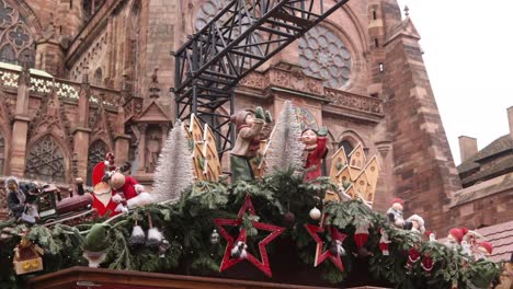 Decoraciones-Festivas-En-La-Parte-Superior-De-Un-Chalet-Comercial-En-Un-Mercado-Festivo-De-Navidad-En-Estrasburgo,-Francia,-Europa