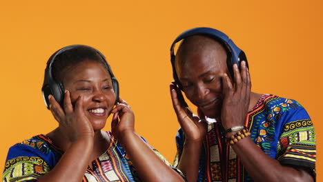 Afroamerikanische-Partner-Tanzen-Zu-Headset-Musik-Im-Studio