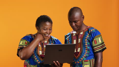 Los-Afroamericanos-Sonrientes-Miran-El-Sitio-Web-En-La-Computadora-Portátil