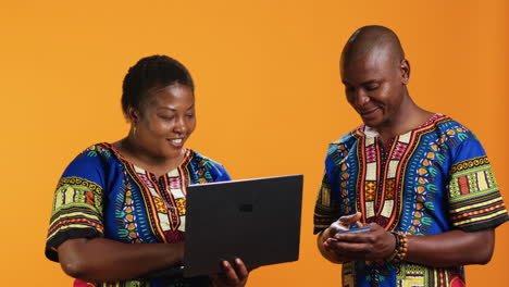 Afroamerikanische-Frau-Beim-Online-Shopping-Auf-Dem-Laptop