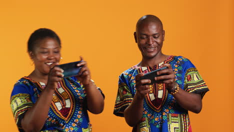 Afroamerikanisches-Paar-Spielt-Mobile-Videospiele-Vor-Der-Kamera