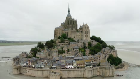 Mont-Saint-Michel,-Wunderschönes-Schloss-In-Frankreich,-Viele-Vögel-Fliegen
