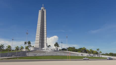Monumento-A-José-Martí-En-La-Ciudad-De-La-Habana,-Cuba-En-Un-Día-Soleado-Con-Autos-Conduciendo