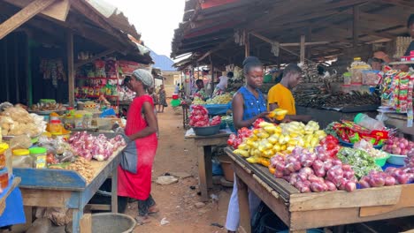 Typischer-Gemüse--Und-Lebensmittelmarkt-In-Einem-Dorf-In-Der-Nähe-Von-Kumasi,-Ghana