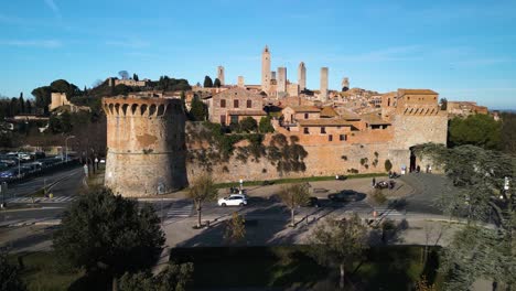El-Pedestal-Levantado-Revela-Las-Torres-De-San-Gimignano-En-Siena,-Italia.