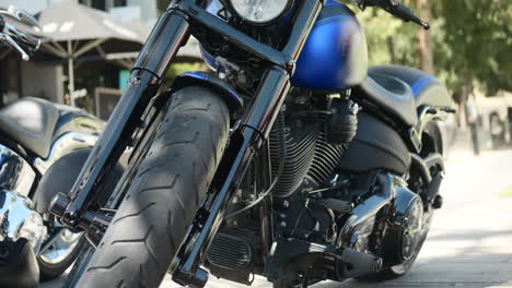 Vorne-Auf-Mittlerer-Aufnahme-Eines-Blauen-Harley-Davidson-Motorrads-Draußen-An-Einem-Sonnigen-Tag