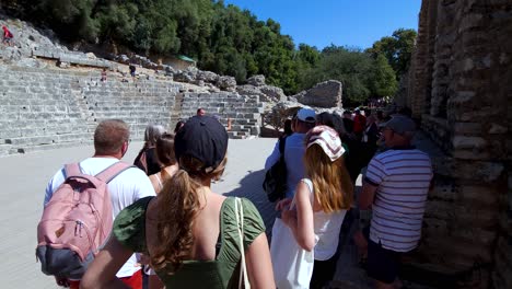 Multitudes-Desbordantes-De-Turistas-En-Medio-Del-Antiguo-Anfiteatro-De-Butrint,-Una-Cautivadora-Aventura-En-El-Yacimiento-Arqueológico