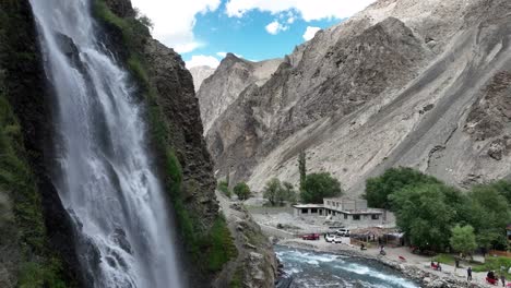 Besucher-Am-Mantoka-Wasserfall,-Skardu,-Pakistan.-Luftüberflug