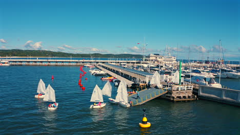 Optimistische-Schlauchboote-Segeln-Nach-Dem-Unterricht-An-Einem-Sonnigen-Urlaubstag-In-Sopot-Zum-Yachthafen