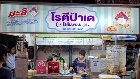 The-Michelin-awarded-street-food-of-Rotee-pa-Day-in-Chiang-mai,-Thailand