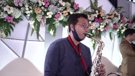 Mann-Spielt-Saxophon-Auf-Der-Hochzeit-Seines-Freundes