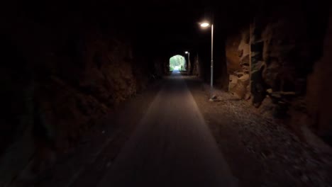 Luftaufnahmen-Des-Tunneleingangs-Mit-Einer-FPV-Drohne