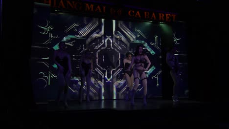 Ladyboys-Actuando-En-El-Espectáculo-De-Cabaret-Del-Mercado-Nocturno-De-Chiang-Mai-En-Tailandia
