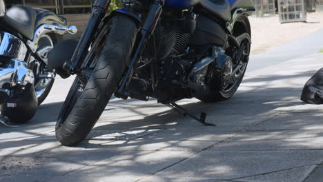 Harley-Davidson-Motorräder-Stehen-An-Einem-Sonnigen-Tag-Vor-Dem-örtlichen-Café