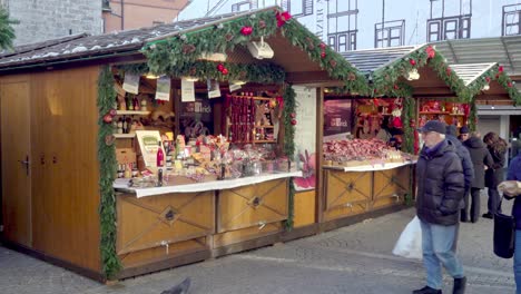 Weihnachtsmarktstände-Und-Menschen,-Die-Den-Weihnachtsmarkt-Besuchen,-Sterzing---Sterzing,-Südtirol,-Italien