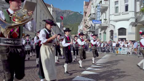 La-Banda-De-Música-De-Karneid-Durante-El-Festival-Anual-De-La-Uva-En-Meran---Merano,-Tirol-Del-Sur,-Italia