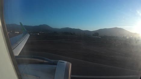 Vista-Del-Aterrizaje-Del-Avión-Desde-La-Ventana-Dentro-De-La-Ventana